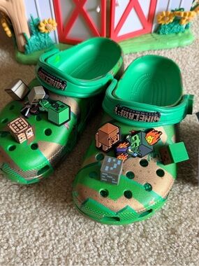 CROCS Kids Green and Gold Minecraft Clog Sandals